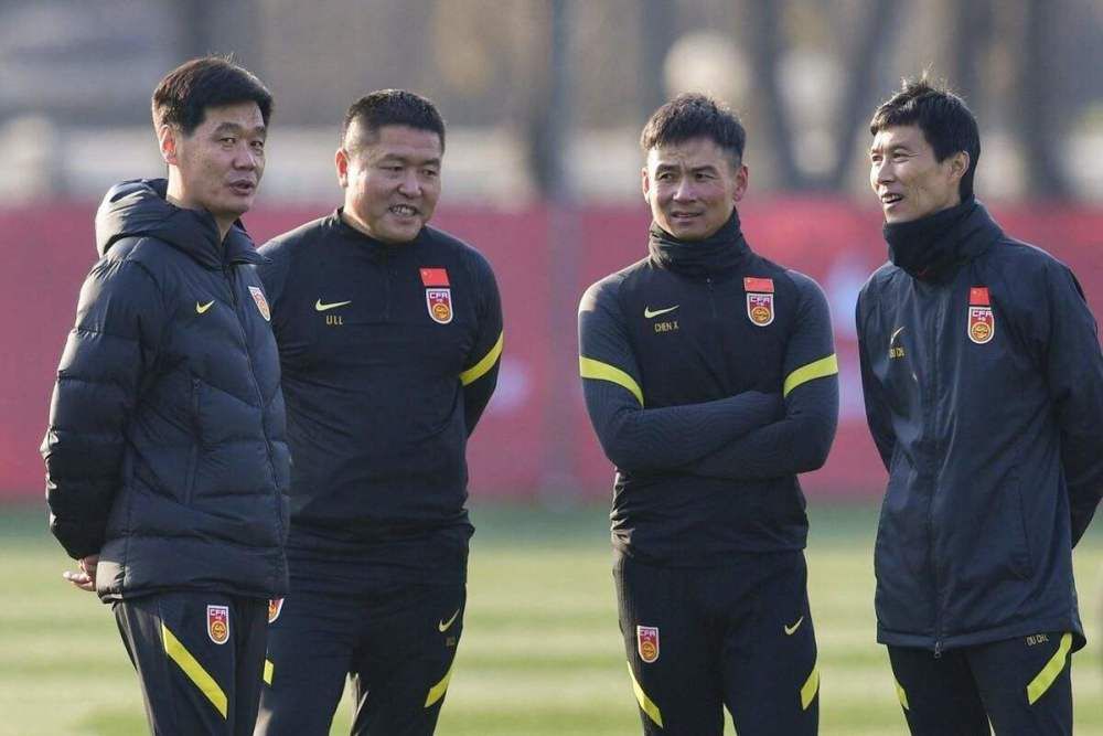 为此，我要感谢政府和相关部门中那些对我们的要求以及意大利足球的命运表现出敏感性的人，他们保护了我们足球世界的发展和国家队的未来。